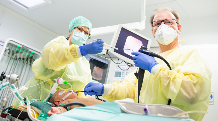 Gastroenterologe Carsten Posovszky fotografiert während einer Magenspiegelung