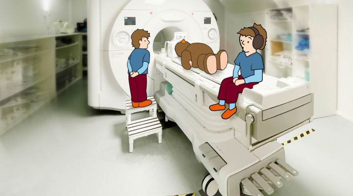 Kind erkundet MR-Scanner