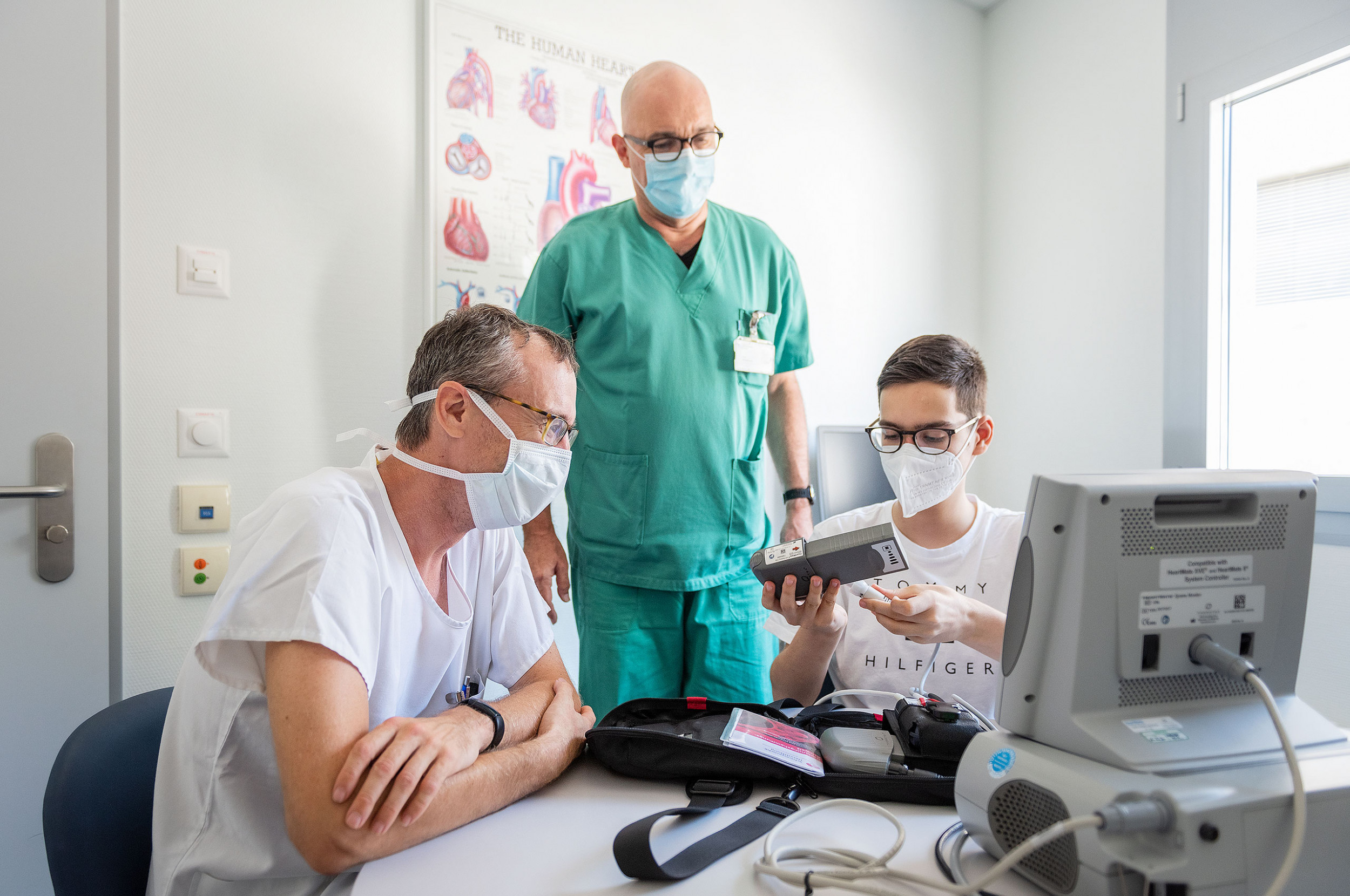 Ein Patient bedient zusammen mit einem Kardiotechniker und einem Herzchirurg das Heart Mate  III