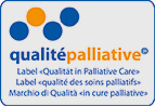 Das Logo von Qualité Palliative, der Label-Qualität der Palliative Care, drei blaue und ein oranger Punkt über der Schrift.