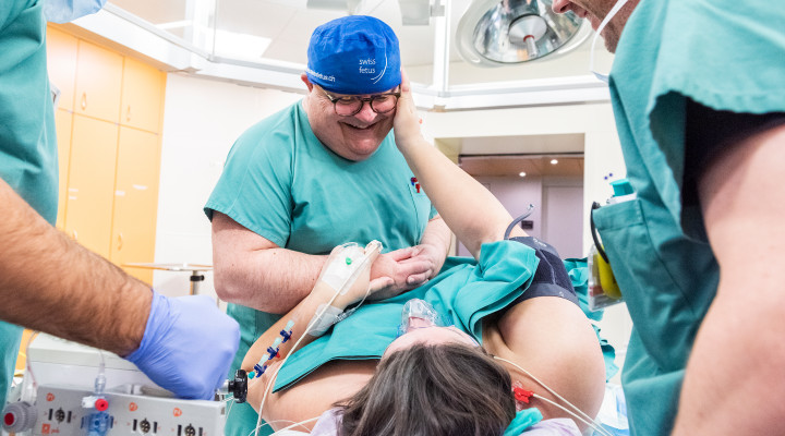 Ein Intimmoment direkt nach einer Operation eines Fetus im Bauch des Mutters, der Chirurg Martin Meuli hält die Hände der Patientinat