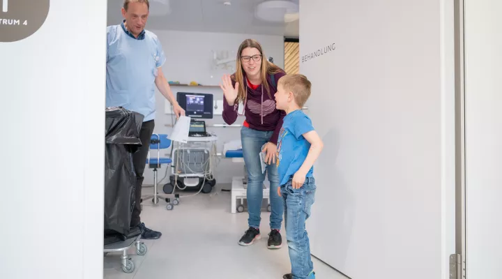 Ein Arzt verabschiedet eine Mutter und Sohn nach einer Behandlung im Kinderspital Zürich