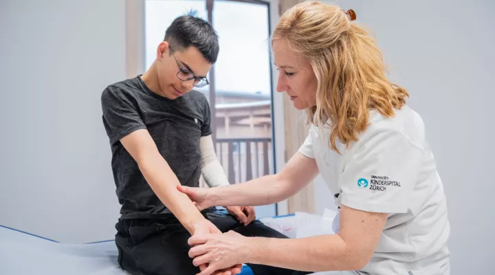 Ärztin Sophie Böttcher behandelt Patient Diego nach einem Verbrennungsunfall