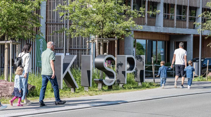 Besuchende laufen zum Haupteingang des Kinderspitals Zürich