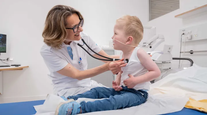 Frederik wird am Spitalbett von einer Ärztin untersucht