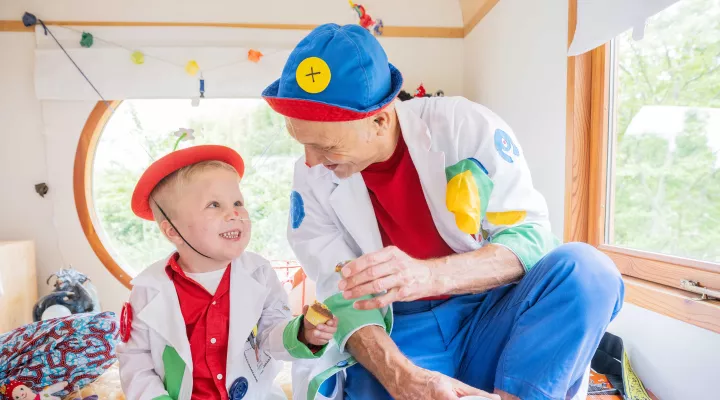 Frederik als Clown verkleidet besucht Spitalclown Dr. Knopf