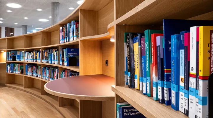 Bibliothek und Lernnischen im neuen Gebäude für Forschung und Lehre des Kinderspitals Zürich
