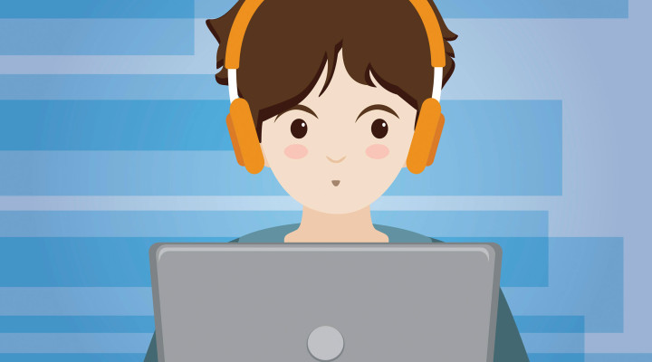 Konzentriertes Kind mit Kopfhörer löst Aufgabe an Laptop