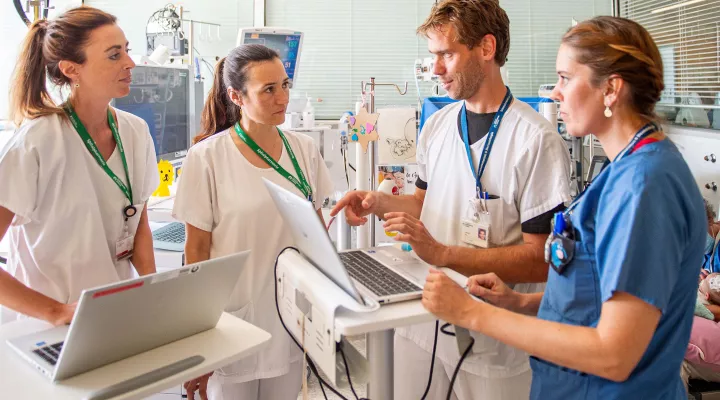 Medizinisches Personal aus verschiedenen Fachabteilungen bei einer Visite