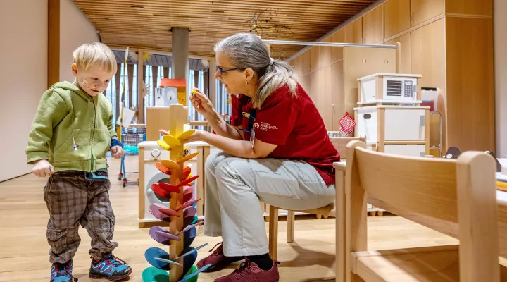 Lehrperson mit Patient in der Spitalschule des Kinderspitals Zürich