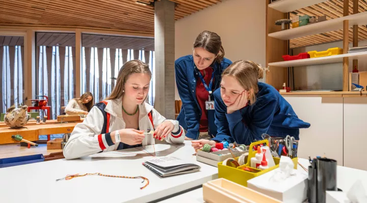 Lehrpersonen mit Patientin in der Spitalschule des Kinderspitals Zürich