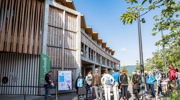 Besuchende warten vor Haupteingang des Kinderspitals