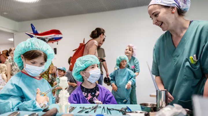 Kinder in OP-Kleidung dürfen Hand anlegen