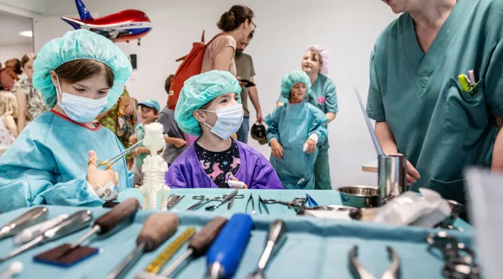 Kinder in OP-Kleidung dürfen Hand anlegen
