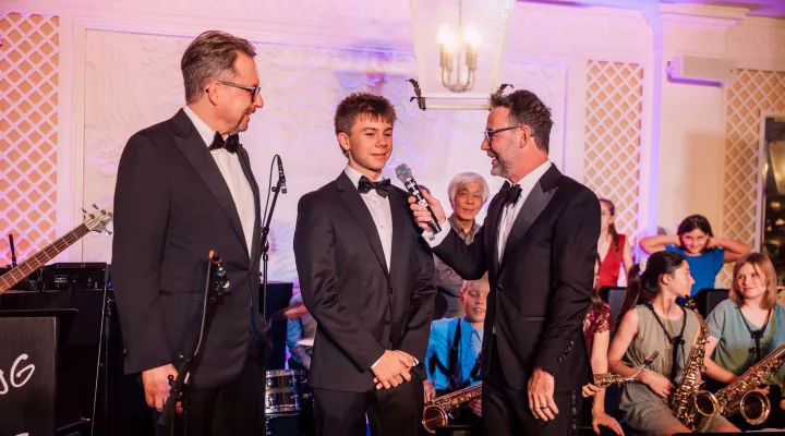 Patient Daniel im Gespräch mit Nik Hartmann und Michael Grotzer beim Kispiball 2025