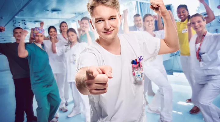 Biomedizinischer Analytiker mit Mitarbeitenden des Kinderspitals