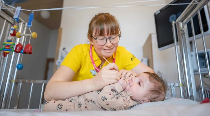 Eine Logopädin therapiert ein Baby mit Schluckstörung im Kinderspital Zürich