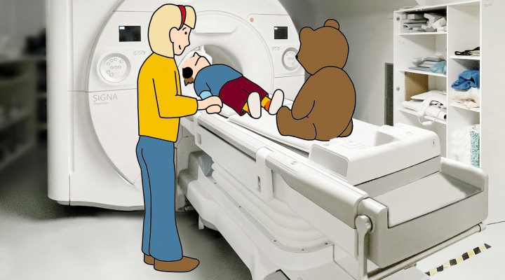 Kind im MR-Scanner, mit Mutter und Teddy