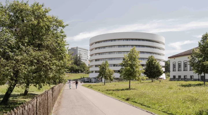 Ein Weg führt zum neuen Gebäude für Forschung und Lehre des Kinderspitals Zürich