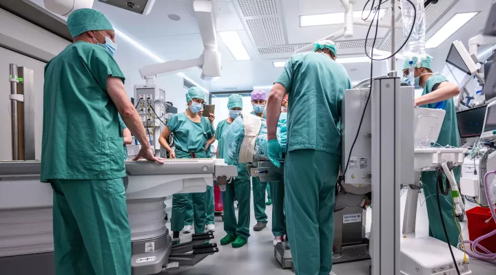 Medizinisches Personal transportiert einen Patienten vom OP zum MRI