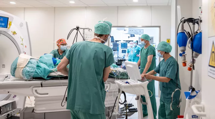 Medizinisches Personal transportiert einen Patienten vom MRI zurück in den OP