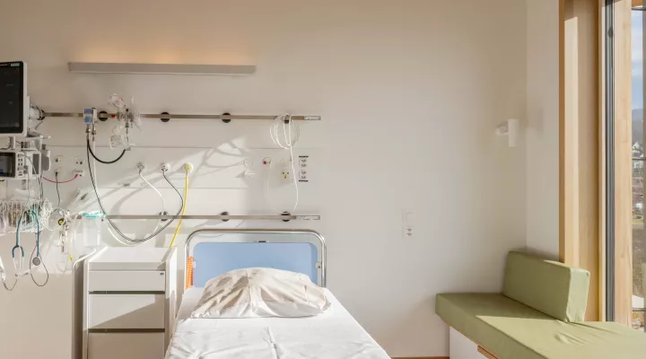 Ein Einzel-Patientenzimmer mit ausziehbarer Liegebank für ein übernachtendes Familienmitglied