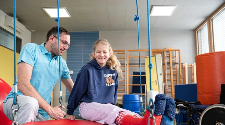 Patientin Tabitha bei Physiotherapie in der Kinder-Reha Schweiz