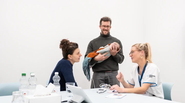 Eine Pflegeberaterin im Gespräch mit einer Mutter und einem Vater auf der Intensivstation