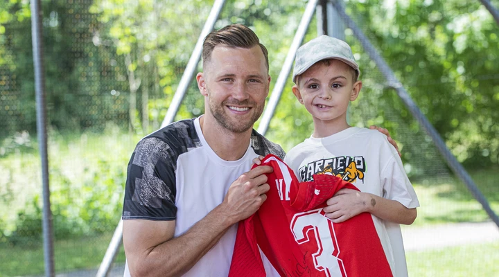 Schweizer Fussball-Nationalspieler Silvan Widmer zu Besuch in der Kinder-Reha Schweiz