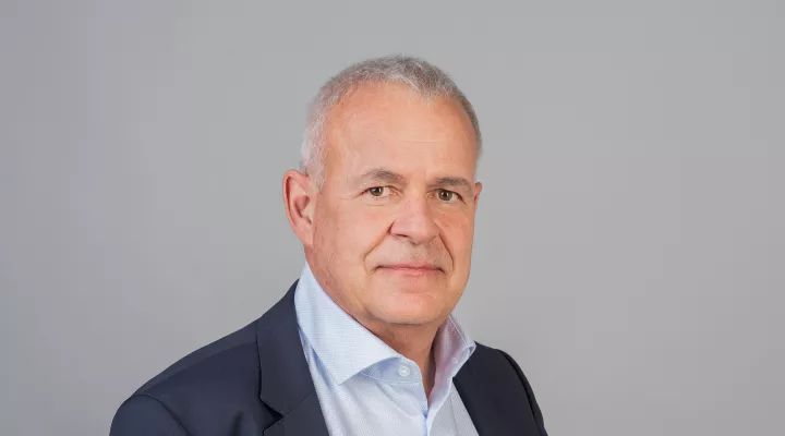 Stephan Gürtler, CEO ad interim des Kinderspitals Zürich, schaut in die Kamera. 