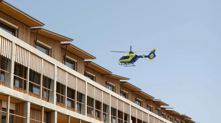 Ein Helikopter fliegt auf das Akutspital des Kinderspital Zürich zu