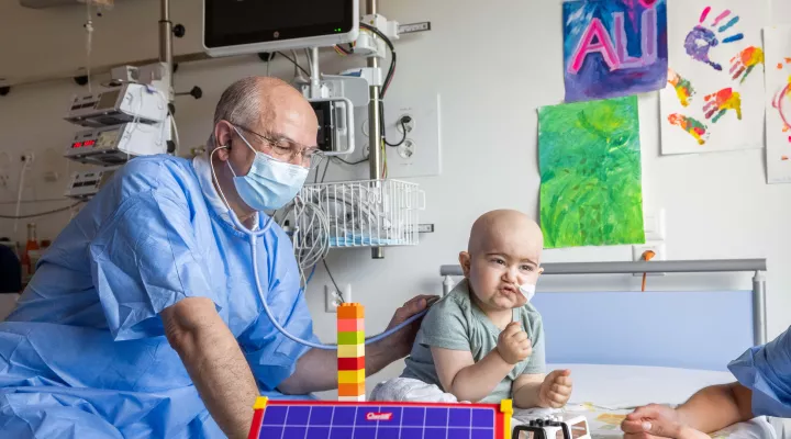 Prof. Dr. med. Tayfun Güngör untersucht den Stammzelltherapie Patienten Ali im Kinderspital Zürich
