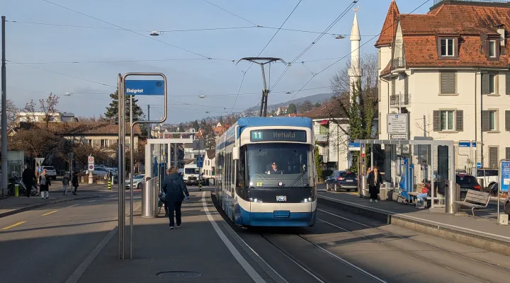 Eine Tram hält an der Haltestelle Balgrist in Zürich