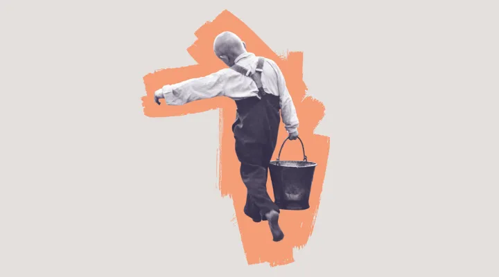 Ein freigestelltes, historisches Foto eines Arbeiterkindes, das einen schweren Metalleimer trägt