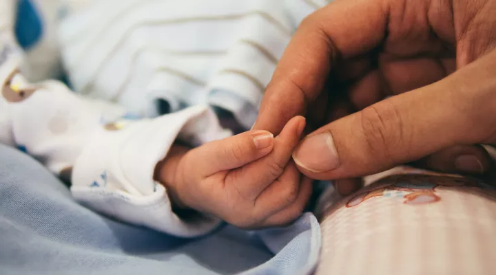 Babys kleiner Hand