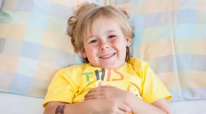 Anästhesie, Junge im Bett, nach OP, wieder wach