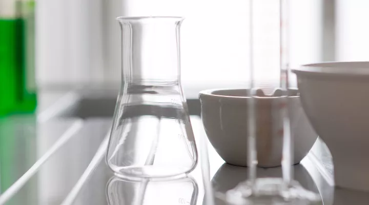 Messbecher, Mörser, Glasgefässe im Labor der Spitalapotheke