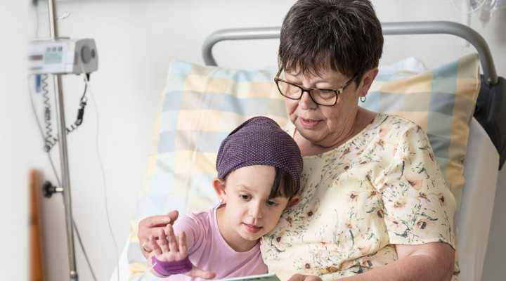 Besuchszeiten, Oma besucht ihre kranke Enkelin im Kinderspital