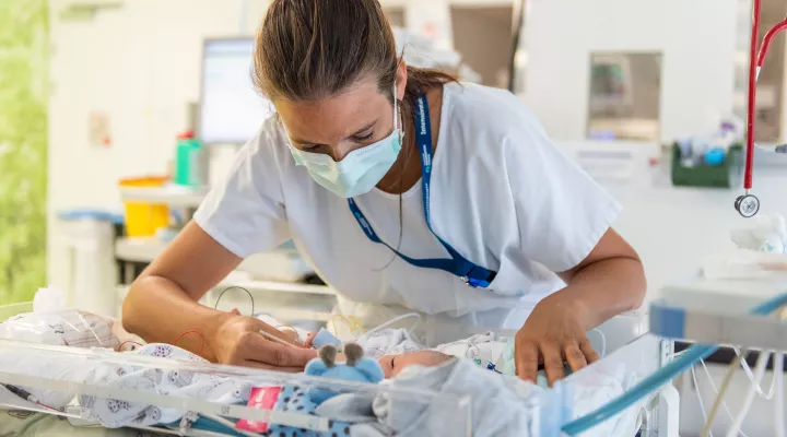 Eine Pflegefachfrau betreut ein Kind auf der Intensivstation während der Coronavirus Pandemie