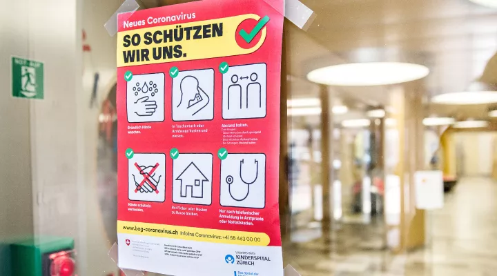 Ein Plakat mit Hinweisen zu Covid 19 Pandemie