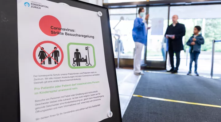 Eine Infotafel zu den Massnahmen zu Coronavirus Pandemie bei der Poliklinik