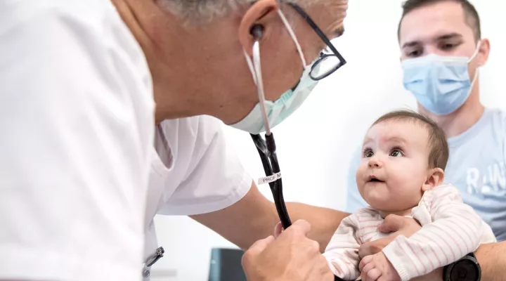 Prof. Möller untersucht Patientin mit Cystischer Fibrose mit dem Stetoskop