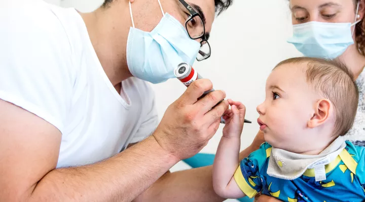 Dr. Hector in der Poliklinik mit einem Patient mit Cystischer Fibrose und Otoskop