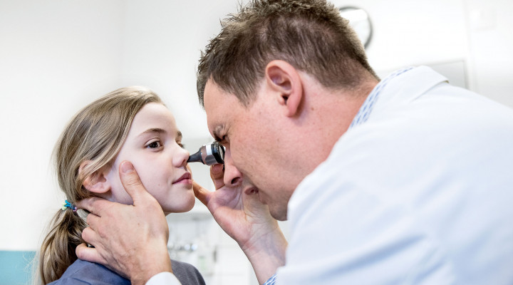 Dr. Jung untersucht eine Patientin mit Cystischer Fibrose mit dem  Otorhinoscope