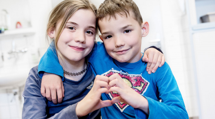 Ein Geschwisterpaar, Schwester und Bruder, beide mit der Krankheit Cystische Fibrose