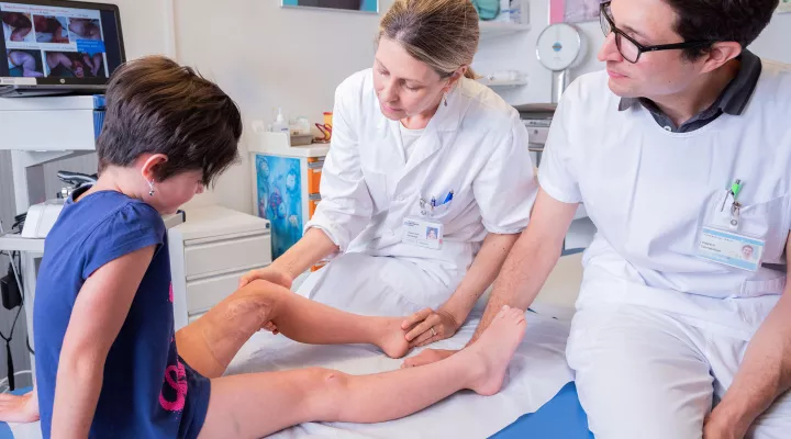 Die Dermatologen untersuchen die haut eines Mädchens