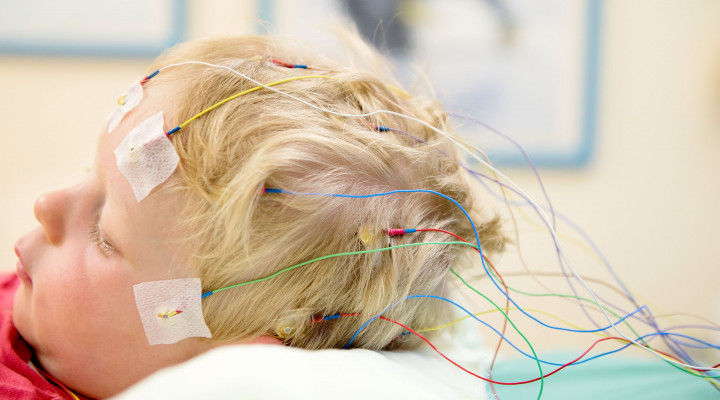Kleiner Junge mit Elektroden auf dem Kopf und bereit für das EEG