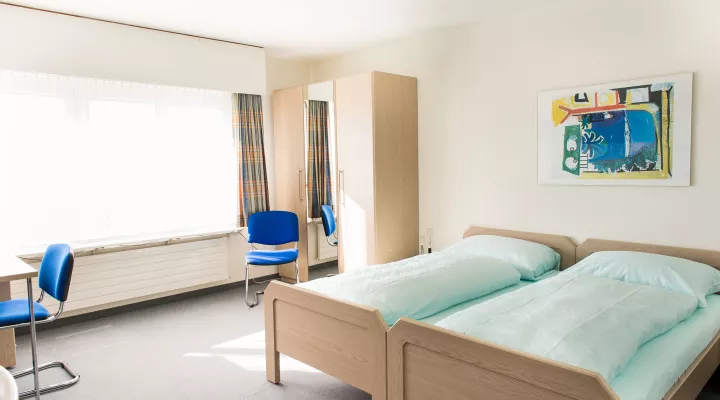 Das Schlafzimmer des Elternunterkunfts der Kinder-Reha Schweiz