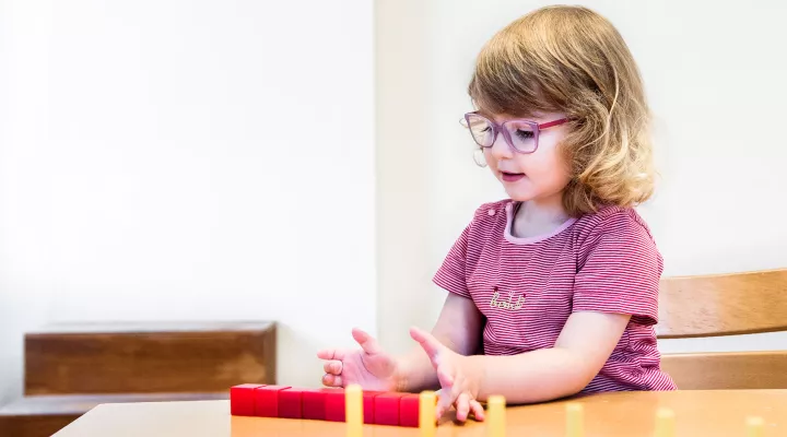 Ein Mädchen löst eine Aufgabe während einer Untersuchung in der Abteilung Entwicklungspädiatrie