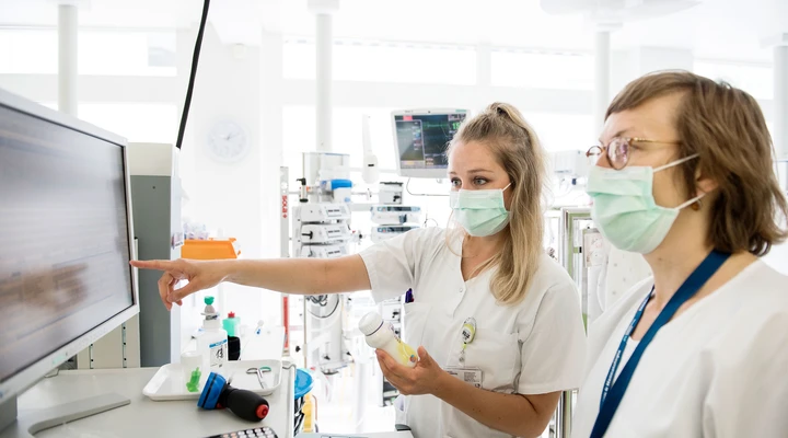 Larissa Flückiger, Ernährungsberaterin auf der Intensivstation A mit Dr. med. Eva Kühlwein